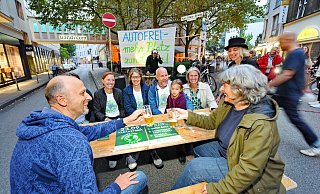 Happening mit Gerstensaft: Auch die grüne Ratsfrau Romy Mamerow (2.v.l) gehört zur "Parents for Future"-Bewegung. Die Eltern fordern "Mehr Platz zum Leben". - Barbara Franke Happening mit Gerstensaft: Auch die grüne Ratsfrau Romy Mamerow (2.v.l) gehört zur "Parents for Future"-Bewegung. Die Eltern fordern "Mehr Platz zum Leben". - Barbara Franke