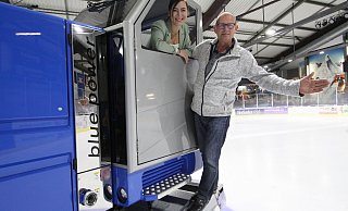 Marina Hagelganz von den Stadtwerken und Rainer Baumeier vom Team der Eismeister freuen sich auf die neue Saison in der Eishalle. - Björn Kenter Marina Hagelganz von den Stadtwerken und Rainer Baumeier vom Team der Eismeister freuen sich auf die neue Saison in der Eishalle. - Björn Kenter
