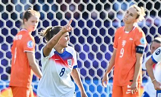 Bayerns Georgia Stanway erzielte das 2:0 für England. - Sebastian Christoph Gollnow/dpa Bayerns Georgia Stanway erzielte das 2:0 für England. - Sebastian Christoph Gollnow/dpa