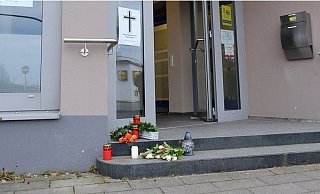 Als Ausdruck ihrer Trauer legten Einwohner am Tatort an der Mindener Straße Blumen nieder und stellten Kerzen auf. - Heike von Schulz Als Ausdruck ihrer Trauer legten Einwohner am Tatort an der Mindener Straße Blumen nieder und stellten Kerzen auf. - Heike von Schulz