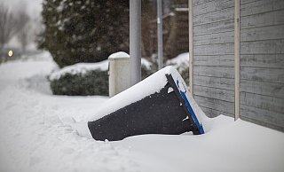 Mülleimer liegen im Schnee. Wegen des Schnee-Chaos in der Stadt holt die Müllabfuhr Abfälle voraussichtlich eine Woche lang nicht ab. - Symbolfoto/ picture alliance Mülleimer liegen im Schnee. Wegen des Schnee-Chaos in der Stadt holt die Müllabfuhr Abfälle voraussichtlich eine Woche lang nicht ab. - Symbolfoto/ picture alliance