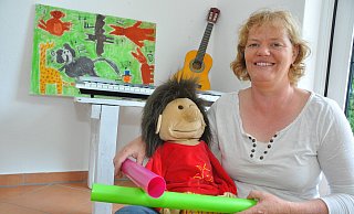 Ganzheitlich: Bei Susanne Schmidt werden Kinder mit spielerischen Hilfsmitteln an die Musik herangeführt. Verschiedene Instrumente und auch mal die große Handpuppe kommen dabei zum Einsatz. - Karin Prignitz Ganzheitlich: Bei Susanne Schmidt werden Kinder mit spielerischen Hilfsmitteln an die Musik herangeführt. Verschiedene Instrumente und auch mal die große Handpuppe kommen dabei zum Einsatz. - Karin Prignitz
