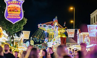 Nicht nur auf der Kirmesmeile am Liboriberg findet das Volksfest statt. Die gesamte Innenstadt wird zur Festbühne. - Besim Mazhiqi Nicht nur auf der Kirmesmeile am Liboriberg findet das Volksfest statt. Die gesamte Innenstadt wird zur Festbühne. - Besim Mazhiqi