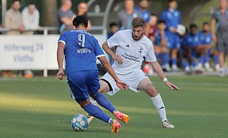 Disqualifiziert: Mennighüffens Baver Deniz (r.), der sich hier im Hinrundenspiel Eidinghausen-Werstes Torschützen zum 1:0, Sakir Seyhan Gülec, gegenübersieht, sah in der 58. Minute des Derbys die Rote Karte. - Benjamin Bueschenfeld | benjamin Disqualifiziert: Mennighüffens Baver Deniz (r.), der sich hier im Hinrundenspiel Eidinghausen-Werstes Torschützen zum 1:0, Sakir Seyhan Gülec, gegenübersieht, sah in der 58. Minute des Derbys die Rote Karte. - Benjamin Bueschenfeld | benjamin