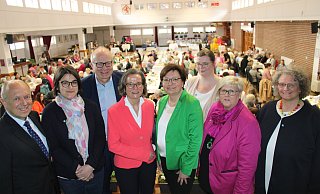 Landrat Christoph Rüther (v.l.), Cosima Niehoff (stellv. Kreisvorsitz Landfrauen), die Landtagsabgeordneten Bernhard Hoppe-Biermeyer und Ina Scharrenbach, Maria Büsing (Vorsitzende Landfrauen), Judith Husemann (Geschäftsführerin Landfrauen) und Kornelia Wegener (ehem. Vorsitzende Landfrauen) wollen bessere Bedingungen fürs Ehrenamt. - Moritz Jülich Landrat Christoph Rüther (v.l.), Cosima Niehoff (stellv. Kreisvorsitz Landfrauen), die Landtagsabgeordneten Bernhard Hoppe-Biermeyer und Ina Scharrenbach, Maria Büsing (Vorsitzende Landfrauen), Judith Husemann (Geschäftsführerin Landfrauen) und Kornelia Wegener (ehem. Vorsitzende Landfrauen) wollen bessere Bedingungen fürs Ehrenamt. - Moritz Jülich