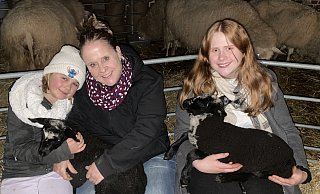 Dorota Sewing (Mitte) ist mit ihren Töchtern Mia (8, links) und Marie (22) zum Schafekuscheln gekommen. Es ist nicht unschwer zu erkennen, dass das Überraschungs-Geschenk wohl gelungen ist. Besonders die Lämmer haben es den Dreien angetan. - Natalie Gottwald Dorota Sewing (Mitte) ist mit ihren Töchtern Mia (8, links) und Marie (22) zum Schafekuscheln gekommen. Es ist nicht unschwer zu erkennen, dass das Überraschungs-Geschenk wohl gelungen ist. Besonders die Lämmer haben es den Dreien angetan. - Natalie Gottwald