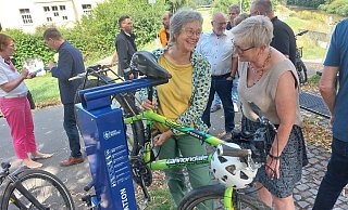 Doris Hauck (l.), Vorsitzende des Mobilitätsausschusses, hat ein Rad in die neue Radservicestation an der Warburger Diemelaue eingehängt. Maria Theresia Herbold, Vorsitzende des Bezirksausschusses, schaut zu, wie es geht. - Dieter Scholz Doris Hauck (l.), Vorsitzende des Mobilitätsausschusses, hat ein Rad in die neue Radservicestation an der Warburger Diemelaue eingehängt. Maria Theresia Herbold, Vorsitzende des Bezirksausschusses, schaut zu, wie es geht. - Dieter Scholz