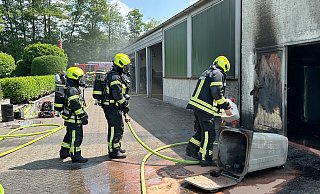 In einem Lagerraum, in dem Fette und Schmierstoffe aufbewahrt wurden, kam es zu einem Brand. Die Feuerwehr Hövelhof verhinderte ein Übergreifen der Flammen auf die angrenzende Werkstatt. - Ralph Meyer In einem Lagerraum, in dem Fette und Schmierstoffe aufbewahrt wurden, kam es zu einem Brand. Die Feuerwehr Hövelhof verhinderte ein Übergreifen der Flammen auf die angrenzende Werkstatt. - Ralph Meyer