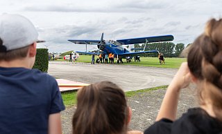 Die Antonov An2 wird zur Tankstelle geschoben. - Niklas Tüns Die Antonov An2 wird zur Tankstelle geschoben. - Niklas Tüns
