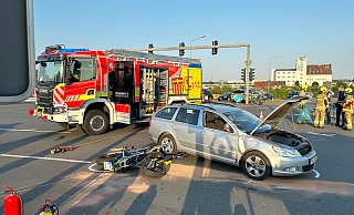 Beim Zusammenstoß eines Motorrades mit einem vollbesetzten Skoda Kombi werden drei Personen verletzt. - Ralph Meyer Beim Zusammenstoß eines Motorrades mit einem vollbesetzten Skoda Kombi werden drei Personen verletzt. - Ralph Meyer