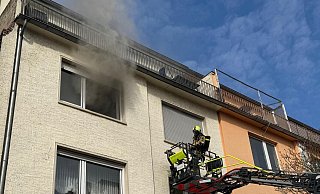 Die Verrauchung der Wohnung im 2. Obergeschoss ist während des Feuerwehreinsatzes an der Theodorstraße deutlich erkennbar. - Ralph Meyer Die Verrauchung der Wohnung im 2. Obergeschoss ist während des Feuerwehreinsatzes an der Theodorstraße deutlich erkennbar. - Ralph Meyer