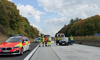 Unfall auf der A44 bei Warburg: Der auffahrende Seat wurde im Frontbereich stark beschädigt. - FFW Warburg Unfall auf der A44 bei Warburg: Der auffahrende Seat wurde im Frontbereich stark beschädigt. - FFW Warburg
