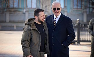 US-Präsident Joe Biden (r) spazierte trotz Luftalarms mit dem ukrainischen Präsidenten Wolodymyr Selenskyj durch die Stadt. - ---/Ukrainian Presidential Press Office/AP/dpa US-Präsident Joe Biden (r) spazierte trotz Luftalarms mit dem ukrainischen Präsidenten Wolodymyr Selenskyj durch die Stadt. - ---/Ukrainian Presidential Press Office/AP/dpa