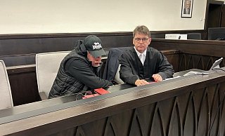 Der Angeklagte (l.) im Prozess um den tödlichen Libori-Streit und sein Verteidiger Jann Henrik Popkes im Saal des Landgerichts Paderborn. - Jutta Steinmetz Der Angeklagte (l.) im Prozess um den tödlichen Libori-Streit und sein Verteidiger Jann Henrik Popkes im Saal des Landgerichts Paderborn. - Jutta Steinmetz