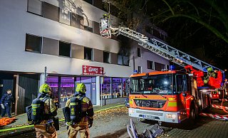 Bei einem Zimmerbrand im ersten Obergeschoss eines Wohn- und Geschäftshauses am Konrad-Martin-Platz erlitt ein Bewohner eine Rauchgasvergiftung. - Ralph Meyer Bei einem Zimmerbrand im ersten Obergeschoss eines Wohn- und Geschäftshauses am Konrad-Martin-Platz erlitt ein Bewohner eine Rauchgasvergiftung. - Ralph Meyer