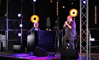 Bo Heart (l.) und Klaus Lage heizen den Paderbornern zwei Stunden lang ein. Das Animieren zum Mitmachen ist nur zu Beginn nötig, später funktionieren Singen und rythmischer Applaus ganz von allein. - Moritz Jülich Bo Heart (l.) und Klaus Lage heizen den Paderbornern zwei Stunden lang ein. Das Animieren zum Mitmachen ist nur zu Beginn nötig, später funktionieren Singen und rythmischer Applaus ganz von allein. - Moritz Jülich