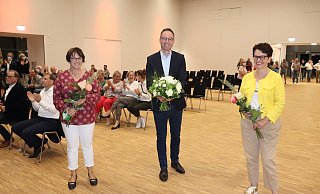 Blumen verschenkt CDU-Stadtverbandsvorsitzende Henrika Küppers an die drei Bürgermeister-Kandidatinnen Sonja von Zons (v.l.), Theo Mettenborg und Brigitte Frisch-Linnhoff. - Marion Pokorra-Brockschmidt Blumen verschenkt CDU-Stadtverbandsvorsitzende Henrika Küppers an die drei Bürgermeister-Kandidatinnen Sonja von Zons (v.l.), Theo Mettenborg und Brigitte Frisch-Linnhoff. - Marion Pokorra-Brockschmidt