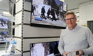Fritz Althoff, Fachhändler für Unterhaltungselektronik in Enger, konnte am Montag wieder Kunden in seinem Geschäft an der Bahnhofstraße begrüßen. - Ekkehard Wind Fritz Althoff, Fachhändler für Unterhaltungselektronik in Enger, konnte am Montag wieder Kunden in seinem Geschäft an der Bahnhofstraße begrüßen. - Ekkehard Wind
