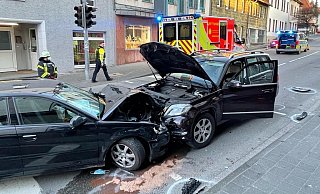 Der Mercedes kollidiert im Gegenverkehr auf der Nikolausstraße in Büren mit dem Audi. - Ralph Meyer Der Mercedes kollidiert im Gegenverkehr auf der Nikolausstraße in Büren mit dem Audi. - Ralph Meyer