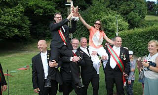 Das Königspaar Christian und Katja Vonnahme wird auf den Schulter von Robert Bunse, Andreas Vollbracht, Daniel Topp und Dirk Schlabach getragen. - Johannes Büttner Das Königspaar Christian und Katja Vonnahme wird auf den Schulter von Robert Bunse, Andreas Vollbracht, Daniel Topp und Dirk Schlabach getragen. - Johannes Büttner