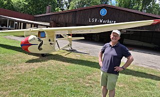 Stephan Ester mit seiner Motorkrähe vor dem Hangar des Warburger Luftsportvereins. - Meiko Hasselhorst Stephan Ester mit seiner Motorkrähe vor dem Hangar des Warburger Luftsportvereins. - Meiko Hasselhorst