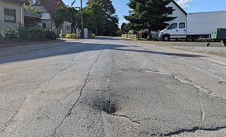 Schlaglöcher wie dieses gibt es auf der Straße "Zum Schloss" in Löhne-Obernbeck viele. DIe Anwohner fordern eine neue Asphaltdecke. - Alex Wall Schlaglöcher wie dieses gibt es auf der Straße "Zum Schloss" in Löhne-Obernbeck viele. DIe Anwohner fordern eine neue Asphaltdecke. - Alex Wall