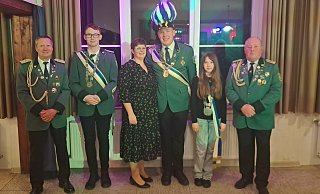 Brudermeister Joachim Dürdoth (v. l.), Jugendprinz Dominik Fischer, das neue Muddenhagener Königspaar Stefanie und Tobias Krull, Schülerprinzessin Josefine Faulhaber und Adjutant Klaus Stickeln. - Schützen Muddenhagen