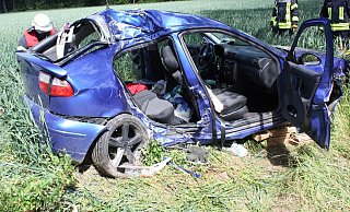 Der 26-jährige Fahrer aus Brakel fuhr am Samstagnachmittag mit seinem Wagen vermutlich zu schnell in eine Linkskurve. - Polizei Höxter Der 26-jährige Fahrer aus Brakel fuhr am Samstagnachmittag mit seinem Wagen vermutlich zu schnell in eine Linkskurve. - Polizei Höxter