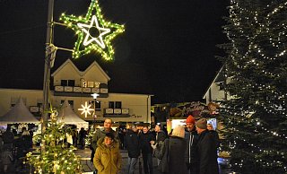 Zwei der drei Sterne, die künftig in der Advents- und Weihnachtszeit an den Straßen der Stadt leuchten könnten, sind hier zu sehen. Favorit der meisten Weihnachtsmarkt besucher ist Variante 2 im Vordergrund. - Karin Prignitz Zwei der drei Sterne, die künftig in der Advents- und Weihnachtszeit an den Straßen der Stadt leuchten könnten, sind hier zu sehen. Favorit der meisten Weihnachtsmarkt besucher ist Variante 2 im Vordergrund. - Karin Prignitz