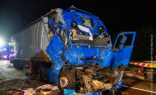 Der Fahrer dieses Lkw wurde bei den Unfall schwer eingeklemmt und lebensgefährlich verletzt. Es war der zweite schwere Lkw-Unfall innerhalb von sieben Tagen. Fotos: Feuerwehr Porta/Michael Horst Der Fahrer dieses Lkw wurde bei den Unfall schwer eingeklemmt und lebensgefährlich verletzt. Es war der zweite schwere Lkw-Unfall innerhalb von sieben Tagen. Fotos: Feuerwehr Porta/Michael Horst