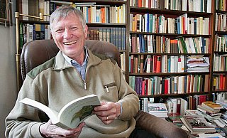 Joachim Radkau in seiner privaten Bibliothek. - FOTO: ANDREAS ZOBE Joachim Radkau in seiner privaten Bibliothek. - FOTO: ANDREAS ZOBE