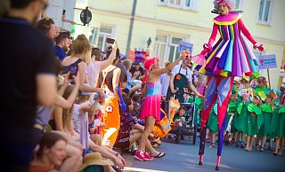 Die Parade zogt über die Arndtstraße durch die Bielefelder Innenstadt. - Mike Dennis Müller Die Parade zogt über die Arndtstraße durch die Bielefelder Innenstadt. - Mike Dennis Müller