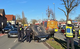 Der Mercedes GLB blieb im Nachgang der Kollision in Gütersloh auf dem Dach liegen und musste später geborgen und abgeschleppt werden. - Thorsten Heß Der Mercedes GLB blieb im Nachgang der Kollision in Gütersloh auf dem Dach liegen und musste später geborgen und abgeschleppt werden. - Thorsten Heß