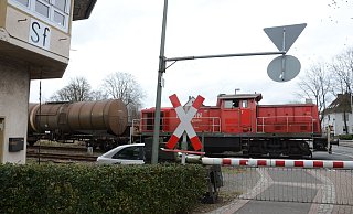 Railion 294 590 führt einen Güterzug von Barenburg auf der Strecke des Sulinger Kreuzes nach Sulingen. - Joern Spreen-Ledebur Railion 294 590 führt einen Güterzug von Barenburg auf der Strecke des Sulinger Kreuzes nach Sulingen. - Joern Spreen-Ledebur