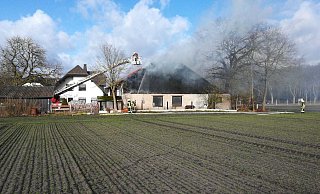 Feuer auf einem landwirtschaftlichen Betrieb in Hövelhof. - Raphael Athens Feuer auf einem landwirtschaftlichen Betrieb in Hövelhof. - Raphael Athens