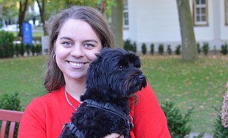 Linkenpolitikerin Alicia Busse mit Pudelmischung "Bowie" - Justus Rahn Linkenpolitikerin Alicia Busse mit Pudelmischung "Bowie" - Justus Rahn