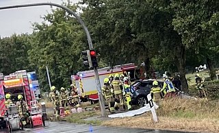 Einsatzkräfte der Feuerwehr sichern die Unfallstelle auf der B64 bei Paderborn-Elsen. - Feuerwehr Paderborn Einsatzkräfte der Feuerwehr sichern die Unfallstelle auf der B64 bei Paderborn-Elsen. - Feuerwehr Paderborn