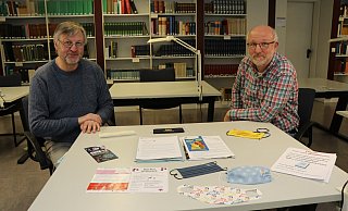Wilhelm Grabe (l.) und Andreas Gaidt aus dem Stadt- und Kreisarchiv zeigen einige Stücke aus der neu angelegten Corona-Sammlung. - Mareike Gröneweg Wilhelm Grabe (l.) und Andreas Gaidt aus dem Stadt- und Kreisarchiv zeigen einige Stücke aus der neu angelegten Corona-Sammlung. - Mareike Gröneweg