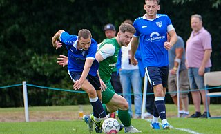 Jöllenbecks Ole Koch (l.) spurtet mit dem Ball nach vorn, Teamkollege Matti Husemann (r.) schaut zu. - az Jöllenbecks Ole Koch (l.) spurtet mit dem Ball nach vorn, Teamkollege Matti Husemann (r.) schaut zu. - az