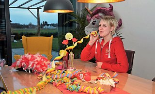 Melanie Kaufmann hat das Wohnzimmer schon karnevalistisch dekoriert. - Waltraud Leskovsek Melanie Kaufmann hat das Wohnzimmer schon karnevalistisch dekoriert. - Waltraud Leskovsek