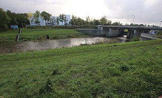 Künftiger Eingang: Die Ostseite des Löhner Werre-Wehres soll neu gestaltet werden. Der Fluss soll dadurch erlebbarer werden. - Ulf Hanke Künftiger Eingang: Die Ostseite des Löhner Werre-Wehres soll neu gestaltet werden. Der Fluss soll dadurch erlebbarer werden. - Ulf Hanke