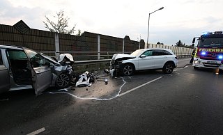 Ein Golf-Fahrer aus Spenge kollidierte auf der Levisonstraße in Bünde mit zwei Fahrzeugen auf der Gegenfahrbahn. - GERALD DUNKEL Ein Golf-Fahrer aus Spenge kollidierte auf der Levisonstraße in Bünde mit zwei Fahrzeugen auf der Gegenfahrbahn. - GERALD DUNKEL