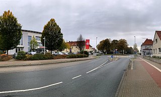 Die frühere Kreuzung in Herringhausen-Mitte ist inzwischen zum Kreisverkehr geworden. Links die Filiale der Sparkasse. - Frank-Michael Kiel-Steinkamp Die frühere Kreuzung in Herringhausen-Mitte ist inzwischen zum Kreisverkehr geworden. Links die Filiale der Sparkasse. - Frank-Michael Kiel-Steinkamp
