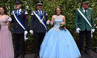 Wie im Märchen: Voller Freude präsentierte sich das Königspaar Patrick Grewe und Lorina Wischer dem Publikum beim Schützenfest in Holtheim. - Anja Ebner Wie im Märchen: Voller Freude präsentierte sich das Königspaar Patrick Grewe und Lorina Wischer dem Publikum beim Schützenfest in Holtheim. - Anja Ebner