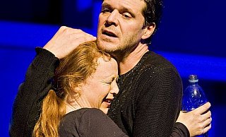 Sally (Hannah von Peinen) weint sich bei Harry (Thomas Wehling) aus. - FOTO: PHILIPP OTTENDÖRFER Sally (Hannah von Peinen) weint sich bei Harry (Thomas Wehling) aus. - FOTO: PHILIPP OTTENDÖRFER