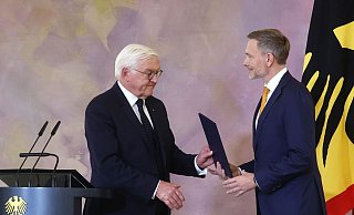 Es kam anders als geplant: Bundespräsident Steinmeier überreicht FDP Chef Christian Lindner die Entlassungsurkunde. - Christoph Soeder/dpa Es kam anders als geplant: Bundespräsident Steinmeier überreicht FDP Chef Christian Lindner die Entlassungsurkunde. - Christoph Soeder/dpa