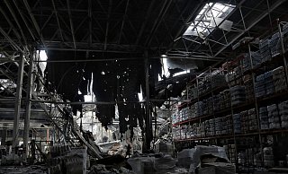 Beschädigtes Lagerhaus in Odessa nach einem russischen Raketenschlag Mitte Juni. Laut dem Bürgermeister der Schwarzmeerstadt gab es nun den größten Angriff seit Kriegsbeginn. - Nina Lyashonok/AP/dpa Beschädigtes Lagerhaus in Odessa nach einem russischen Raketenschlag Mitte Juni. Laut dem Bürgermeister der Schwarzmeerstadt gab es nun den größten Angriff seit Kriegsbeginn. - Nina Lyashonok/AP/dpa