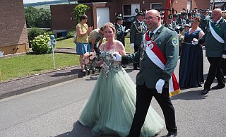 König Daniel Kunze und seine Königin Britta Schneider repräsentierten ihr Dorf und ihren Schützenverein mit Charme und Herzlichkeit - Josef Köhne König Daniel Kunze und seine Königin Britta Schneider repräsentierten ihr Dorf und ihren Schützenverein mit Charme und Herzlichkeit - Josef Köhne