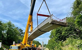 Die 110 Tonnen schwere Brücke "schwebt" über der B1. - Ralph Meyer Die 110 Tonnen schwere Brücke "schwebt" über der B1. - Ralph Meyer