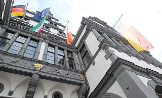 Hier wollen alle rein: Das (zu Libori) festlich geschmückte Paderborner Rathaus. - Hans-Hermann Igges Hier wollen alle rein: Das (zu Libori) festlich geschmückte Paderborner Rathaus. - Hans-Hermann Igges